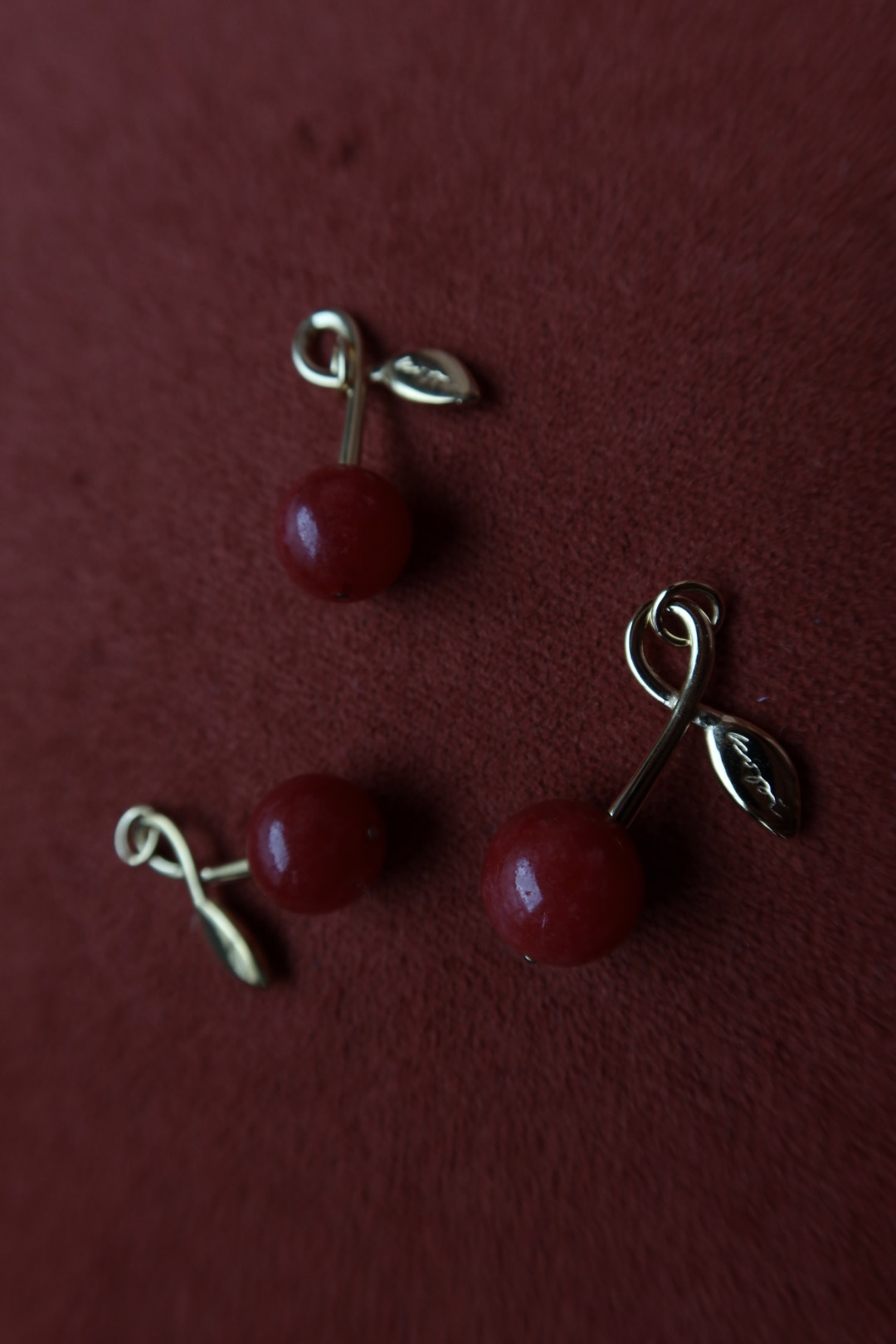 Zawieszka Cherry Medium Gold z Kamieniem Red
