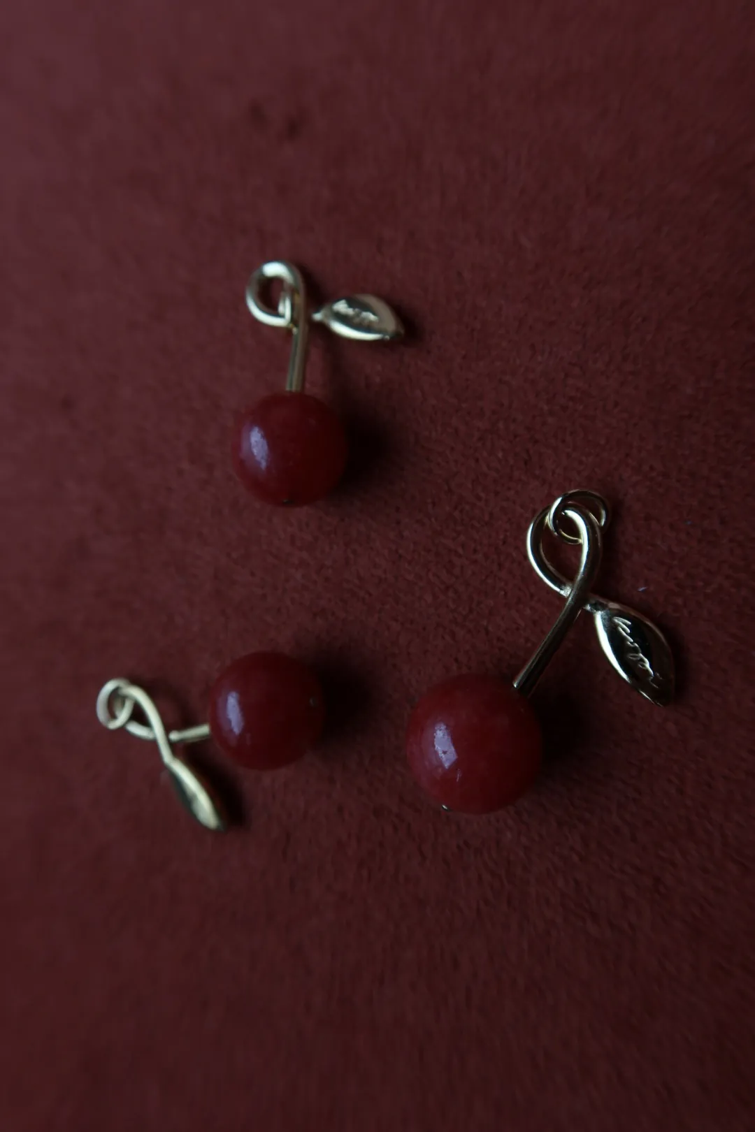 Zawieszka Cherry Medium Gold z Kamieniem Red